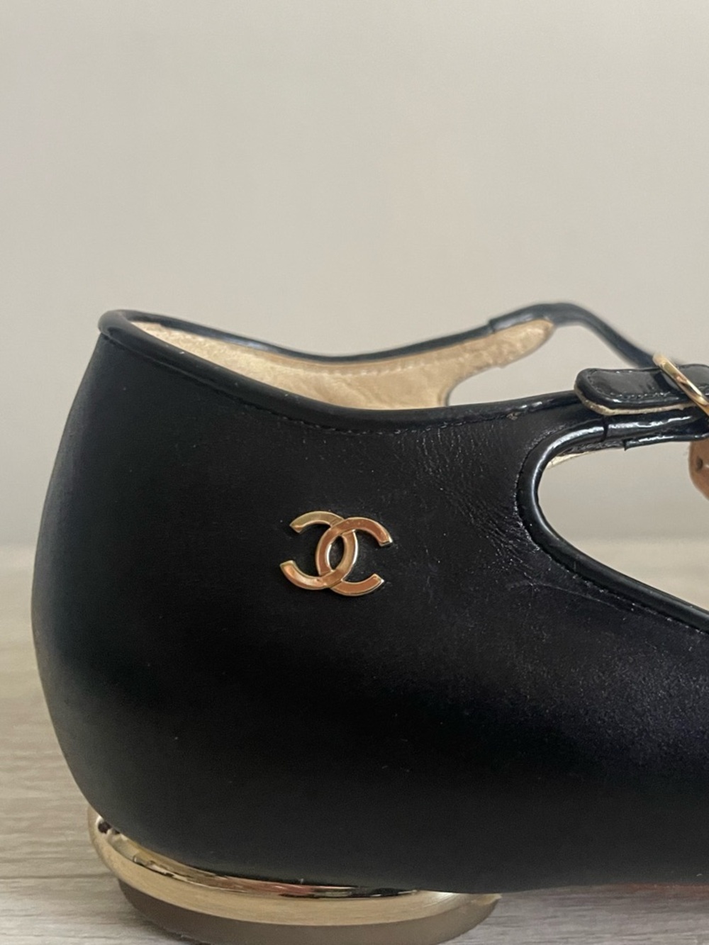Pre-Owned Authentic 2012 CHANEL Black Leather T-Strap Ballet Flat w/ Gold Accent - Picture 11 of 12